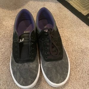 Supra tennis shoe. Missing 1 shoe lace